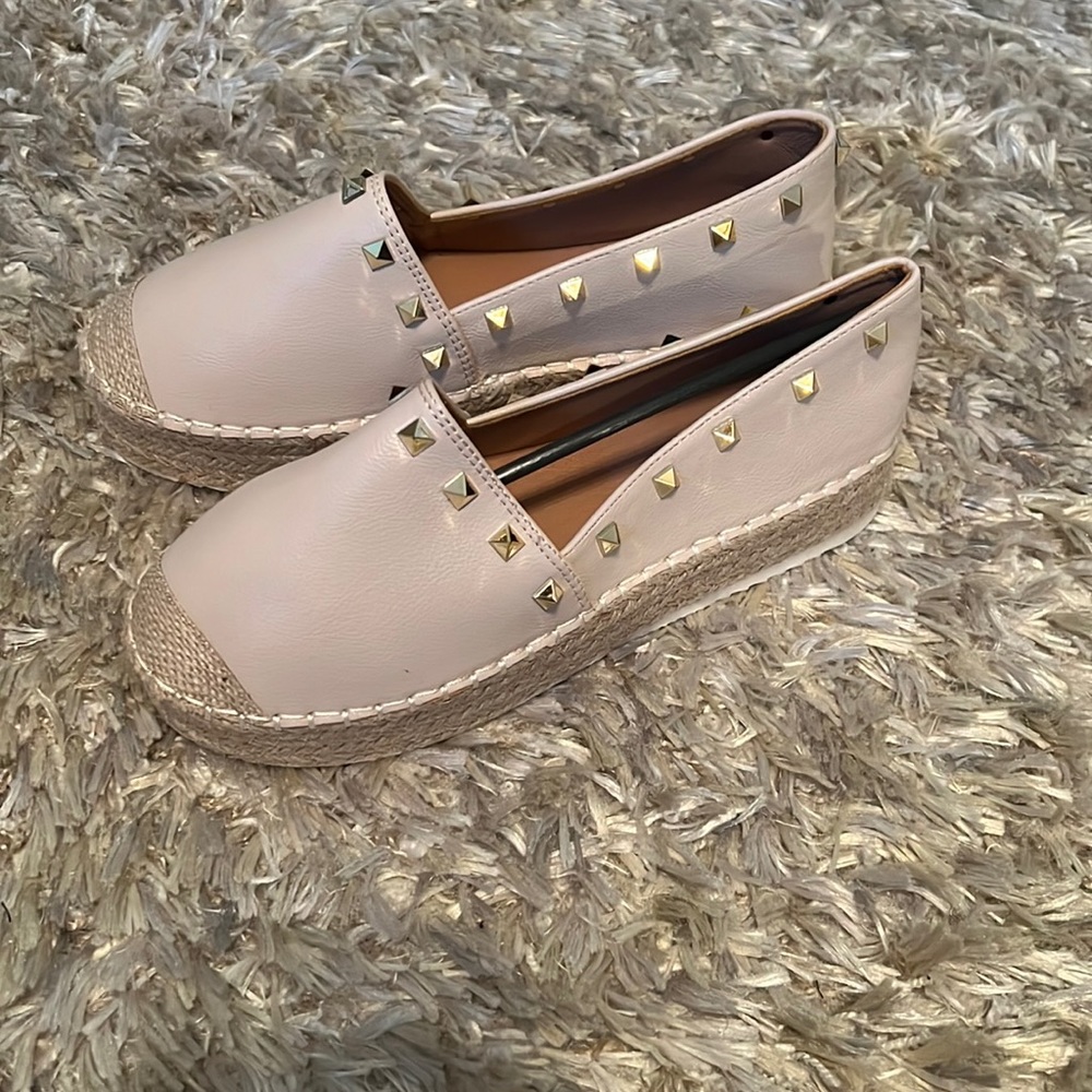 NWT size 8 pink and beige studded loafers !